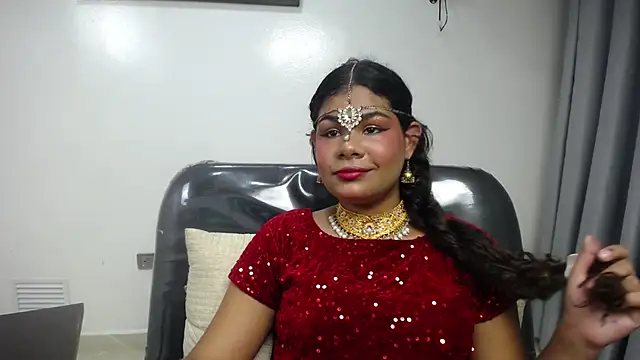 yaazhinii online show from 04.17.26