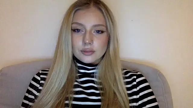 Snapshot of MayaWetDream chatting on 02.13.26 MayaWetDream online show from 02.13.26