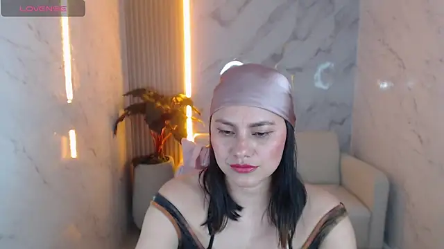 Snapshot of rox_luxury_tf chatting on 03.05.26 rox luxury tf online show from 03.05.26