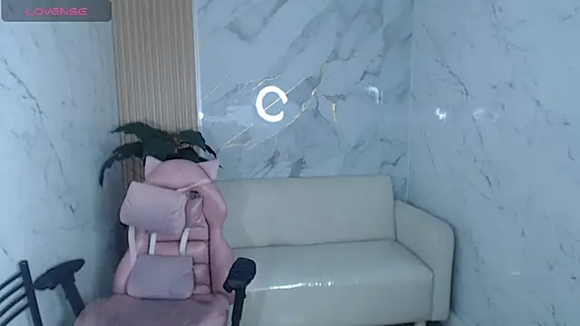 Snapshot of rox_luxury_tf chatting on 03.08.26 rox luxury tf online show from 03.08.26