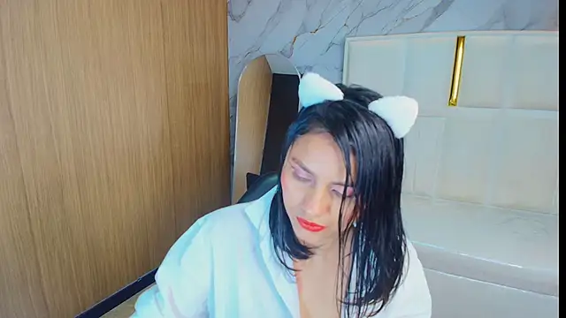 Snapshot of rox_luxury_tf chatting on 04.01.26 rox luxury tf online show from 04.01.26