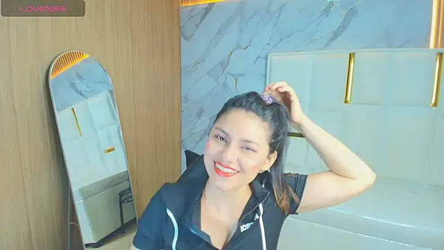 Snapshot of rox_luxury_tf chatting on 04.06.26 rox luxury tf online show from 04.06.26