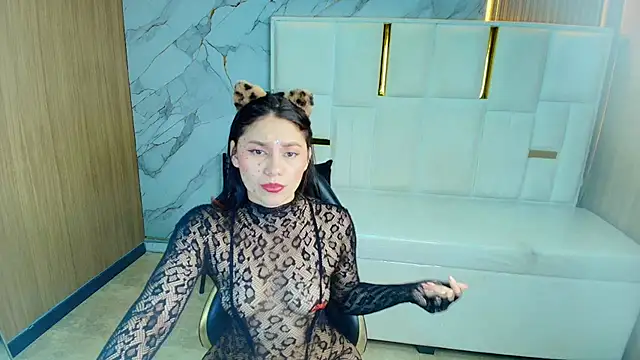 Snapshot of rox_luxury_tf chatting on 04.15.26 rox luxury tf online show from 04.15.26