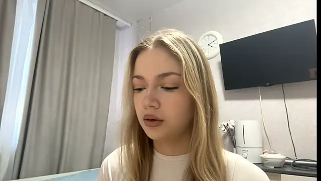 Snapshot of MilaSliger chatting on 02.17.26 MilaSliger online show from 02.17.26