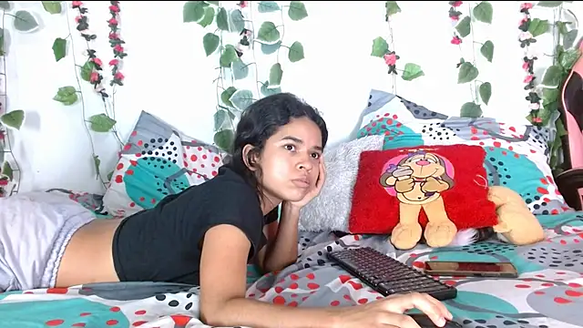 Snapshot of karolsweetvagi chatting on 07.25.26 karolsweetvagi online show from 07.25.26