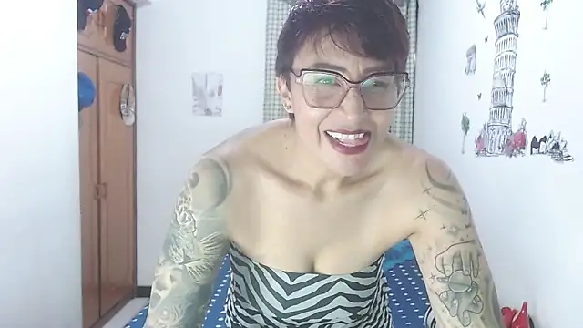 Snapshot of Charlotte_gray_ chatting on 05.10.26 Charlotte gray online show from 05.10.26