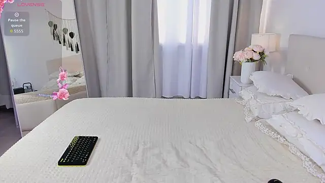 Amina Youn online show from 05.04.26