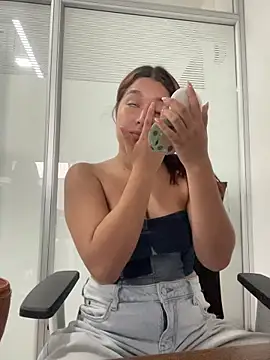 Snapshot of Emily_Harpeer chatting on 03.26.26 Emily Harpeer online show from 03.26.26