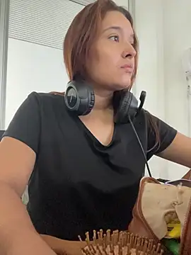 Snapshot of Emily_Harpeer chatting on 04.08.26 Emily Harpeer online show from 04.08.26