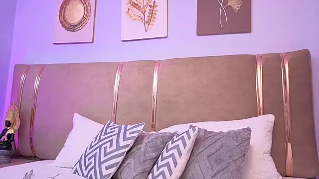 Mia Naive online show from 03.18.26