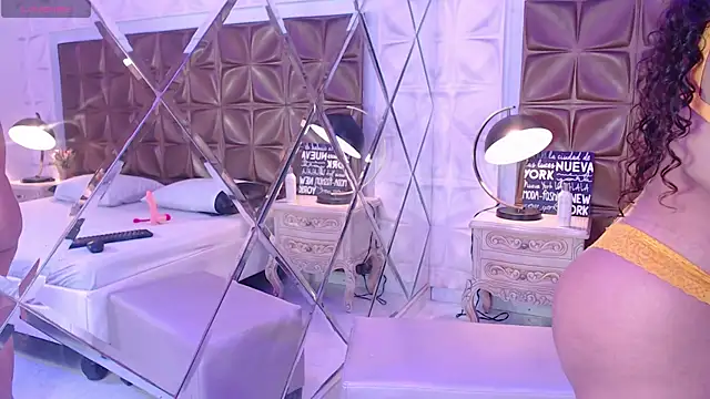 LunaJohns online show from 04.04.26