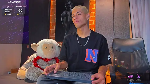 Snapshot of ItsZairen chatting on 02.19.26 ItsZairen online show from 02.19.26