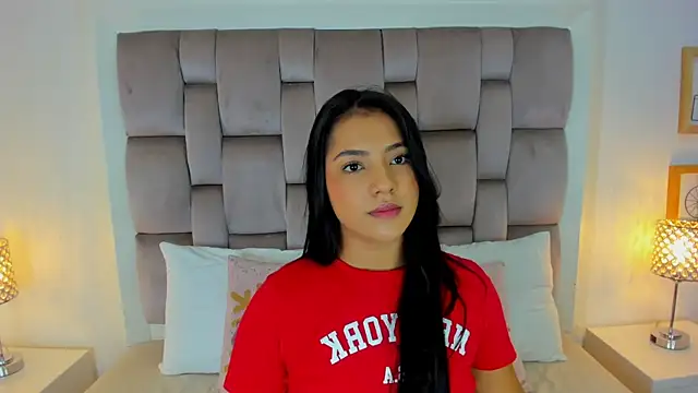 Snapshot of zharia_lux_25 chatting on 03.04.26 zharia lux 25 online show from 03.04.26