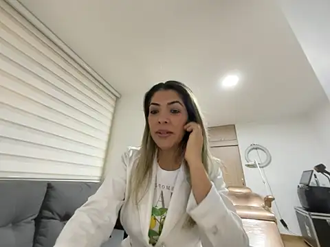 Snapshot of Encantadora_Eva chatting on 02.17.26 Encantadora Eva online show from 02.17.26