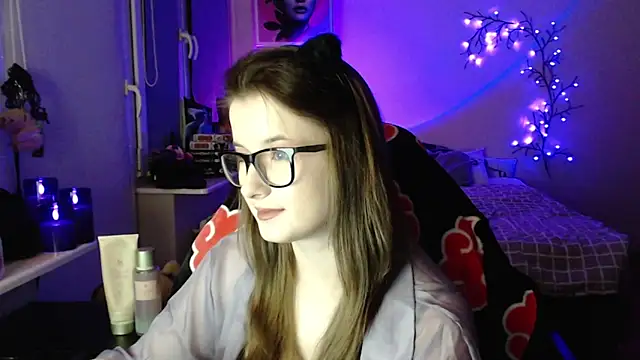 Snapshot of LunaXcherry chatting on 04.30.26 LunaXcherry online show from 04.30.26