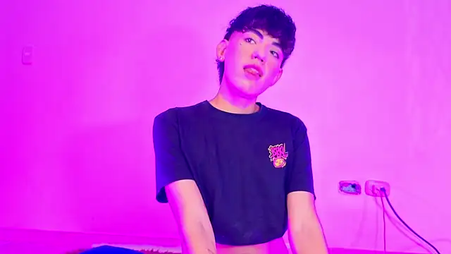 Snapshot of max_femboy chatting on 05.28.26 max femboy online show from 05.28.26