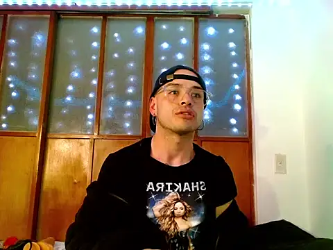 Snapshot of DanniHotBoy02 chatting on 02.11.26 DanniHotBoy02 online show from 02.11.26