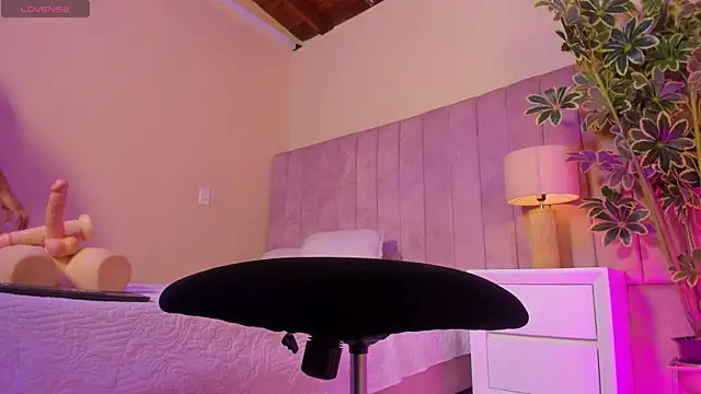 Ashley Beaomunt online show from 04.15.26