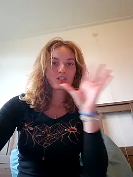 Snapshot of sweetsophie69 chatting on 04.24.26 sweetsophie69 online show from 04.24.26