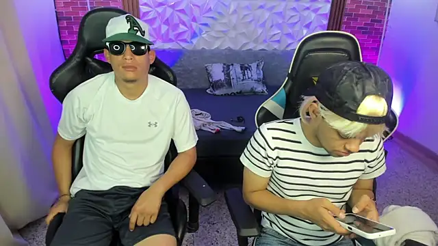 Snapshot of Top_and_bottom chatting on 02.11.26 Top and bottom online show from 02.11.26