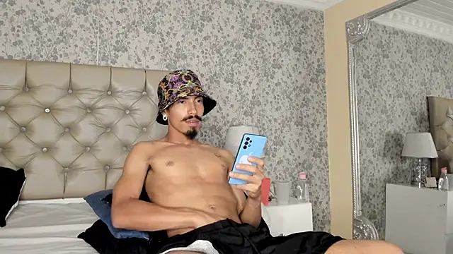 Snapshot of NoaahTylor chatting on 04.01.26 NoaahTylor online show from 04.01.26