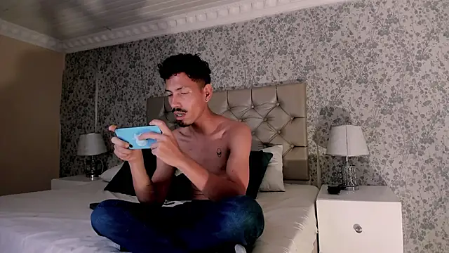 Snapshot of NoaahTylor chatting on 04.11.26 NoaahTylor online show from 04.11.26