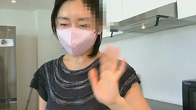 Snapshot of Mochi-Momo chatting on 04.05.26 Mochi-Momo online show from 04.05.26