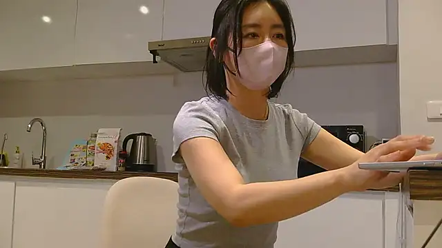 Snapshot of Mochi-Momo chatting on 04.07.26 Mochi-Momo online show from 04.07.26