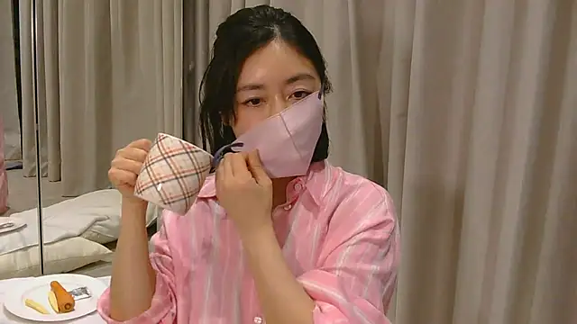 Snapshot of Mochi-Momo chatting on 04.11.26 Mochi-Momo online show from 04.11.26