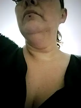 Snapshot of _Saraqueen chatting on 03.19.26 Saraqueen online show from 03.19.26