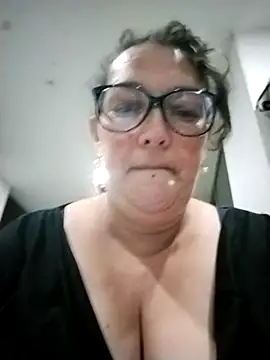 Snapshot of _Saraqueen chatting on 04.12.26 Saraqueen online show from 04.12.26