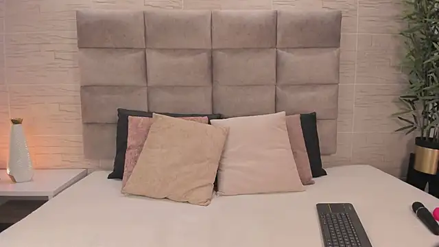 ariana  parker online show from 04.24.26