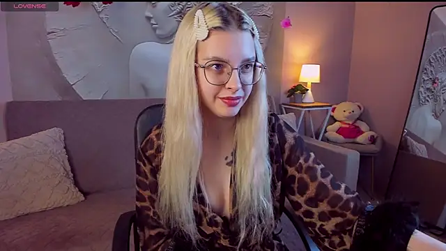 TiffanyPeachi online show from 03.25.26