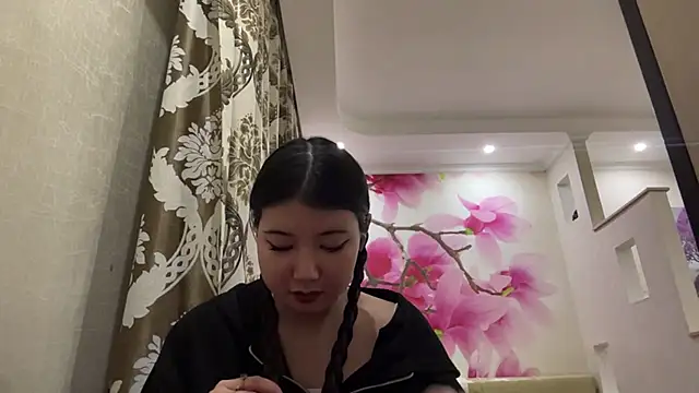 Snapshot of MaeRaads chatting on 02.17.26 MaeRaads online show from 02.17.26