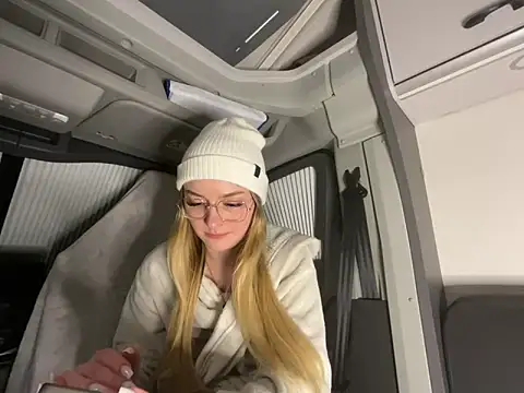 melanieTesss online show from 02.18.26