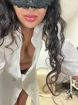 Snapshot of katy_nour chatting on 04.22.26 katy nour online show from 04.22.26
