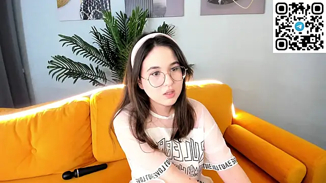 Snapshot of leylamirage chatting on 06.24.26 leylamirage online show from 06.24.26