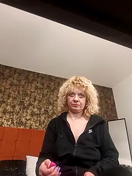 Snapshot of LaireeFelini chatting on 02.18.26 LaireeFelini online show from 02.18.26