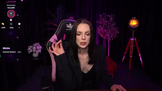 Snapshot of Wild_Alice_me chatting on 04.29.26 Wild Alice me online show from 04.29.26