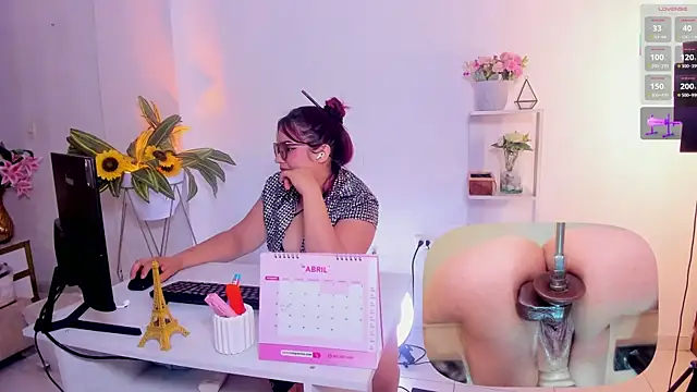 Snapshot of DannaScully_ chatting on 04.14.26 DannaScully online show from 04.14.26