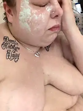 Snapshot of HottieHunter_ chatting on 02.25.26 HottieHunter online show from 02.25.26