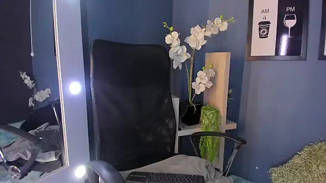 Snapshot of EmiilyRousee chatting on 04.11.26 EmiilyRousee online show from 04.11.26