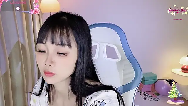 Snapshot of okyssa chatting on 04.29.26 okyssa online show from 04.29.26