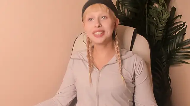 Snapshot of TieraSavell chatting on 02.28.26 TieraSavell online show from 02.28.26