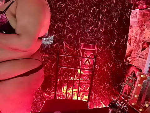 Snapshot of MistressMileenaMiami chatting on 05.18.26 MistressMileenaMiami online show from 05.18.26