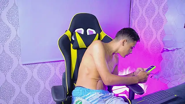 Snapshot of Luxury_boys chatting on 04.11.26 Luxury boys online show from 04.11.26