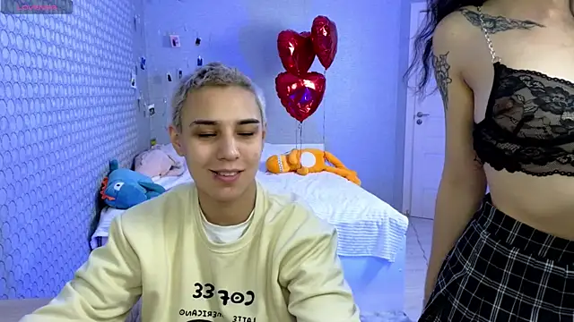 Snapshot of LuxuryLoverss chatting on 02.26.26 LuxuryLoverss online show from 02.26.26