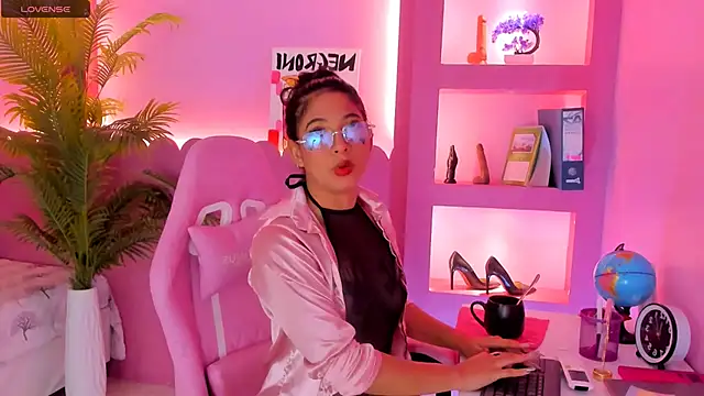 Holy Lux online show from 03.11.26