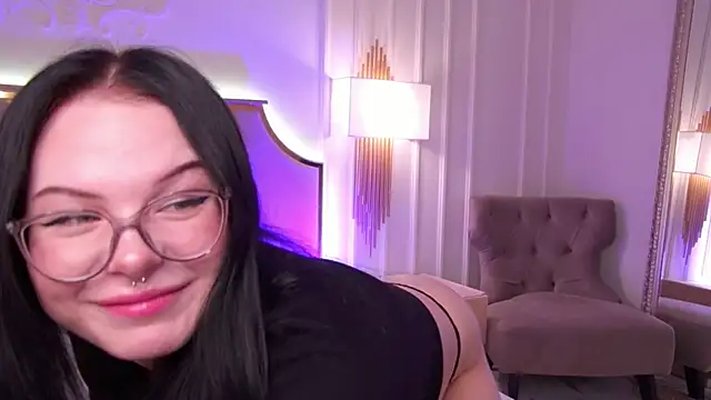 Snapshot of CindyMil chatting on 02.28.26 CindyMil online show from 02.28.26