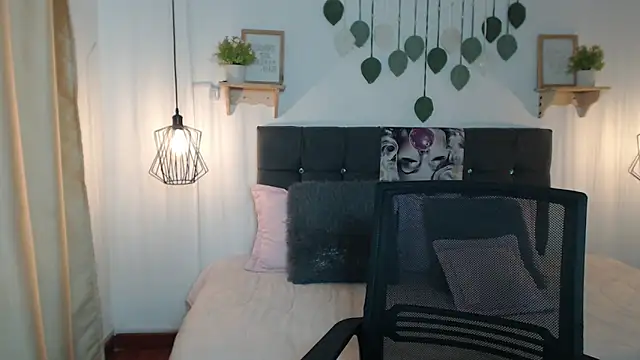 Emma hassani online show from 04.10.26